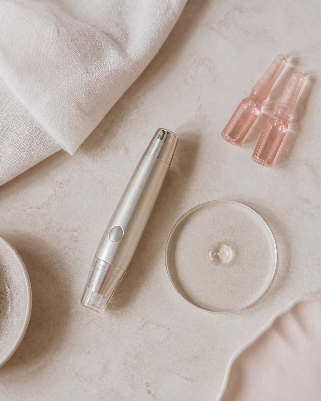 Needle-free nano infusion pen with serum ampoules and glass palette